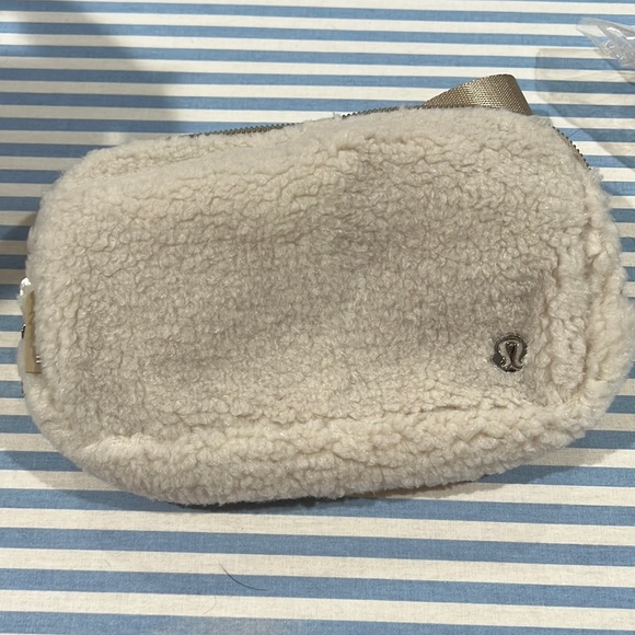 Lululemon Sherpa white everywhere belt bag - Picture 1 of 2